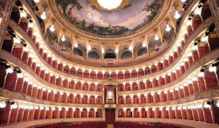 Licenziati orchestra e coro dell'Opera di Roma