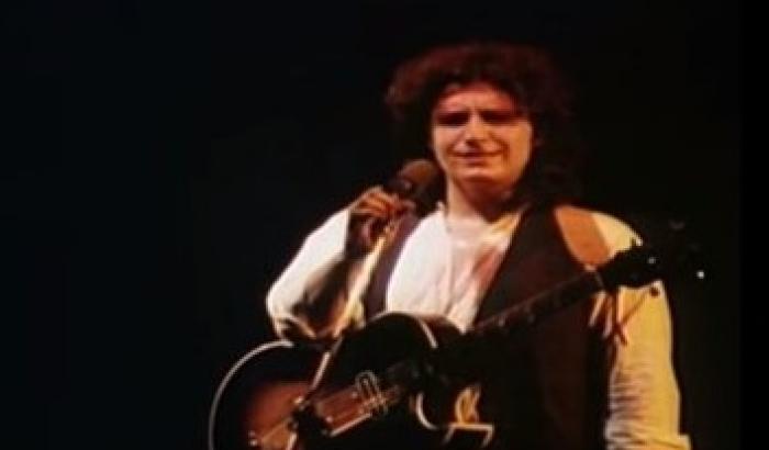 Dal pubblico: impara a parlare. La geniale risposta di Pino Daniele&rlm;