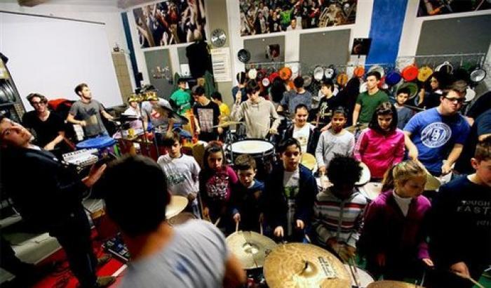 Rullifrulli, la banda che suona pentole, tubi e mattoni