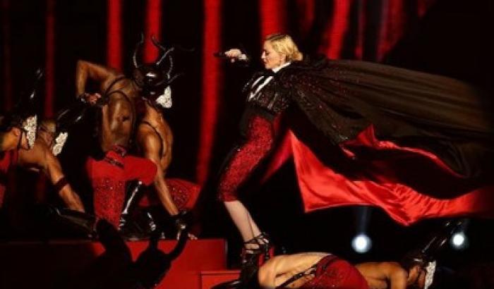 Madonna cade dal palco dei Brit Awards