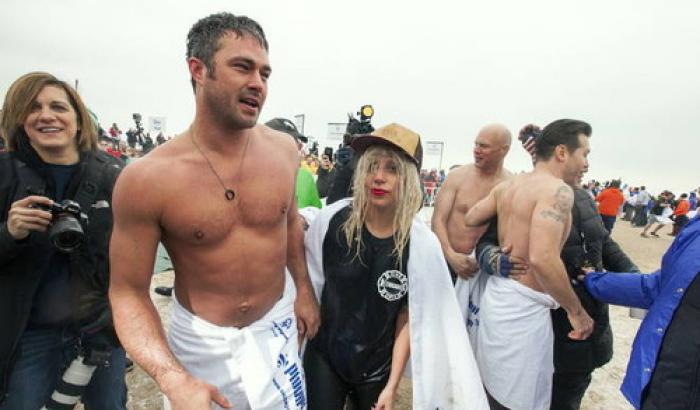 Lady Gaga: tuffo gelido per beneficenza