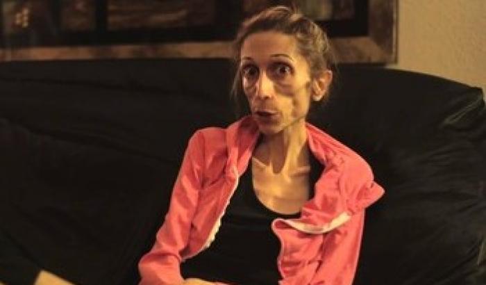 L'attrice Farrokh lancia un video appello: sono anoressica, salvatemi!