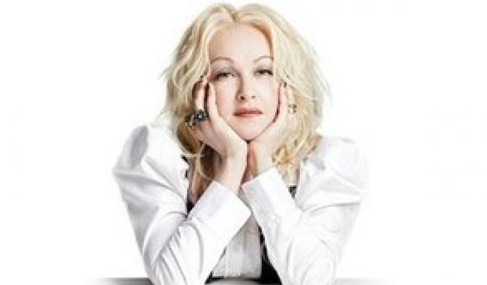 Cyndi Lauper lancia True colors, scarpe per aiutare i minori senzatetto Lgbt