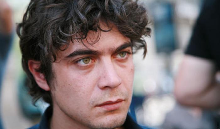 Fa benzina troppo lentamente: un camionista picchia Scamarcio