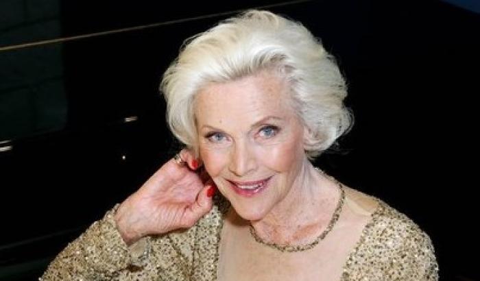 Compie 90 anni Honor Blackman, la bella 007