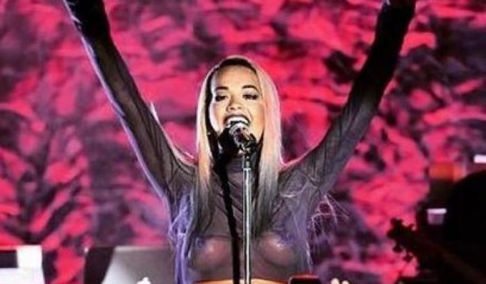 L'ultima provocazione di Rita Ora: in topless sul palco