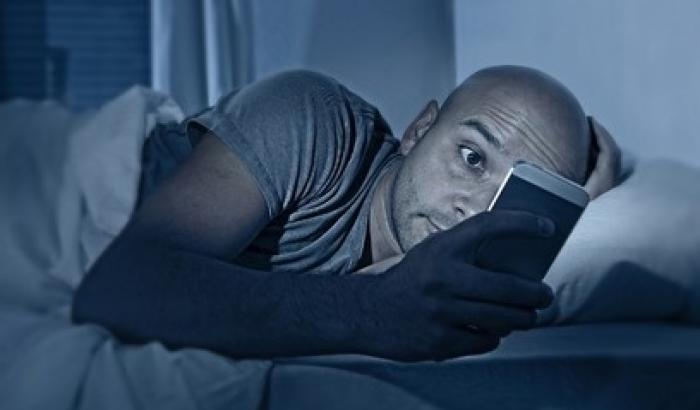 Usi Facebook di notte? Rischi la depressione