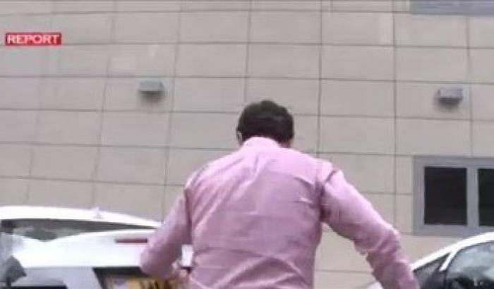 Cronista di Report aggredito durante un'intervista: il video