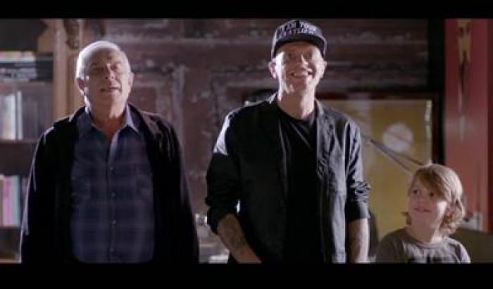 Max Pezzali nel nuovo video con il suo pap&agrave;