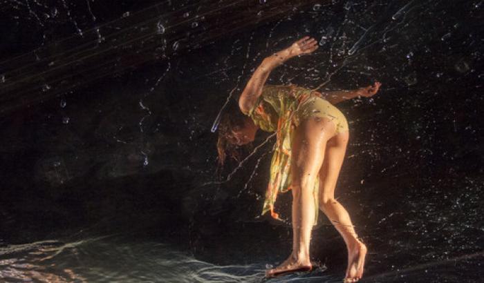 Fuerza Bruta, poesia tambureggiante tra circo e teatro