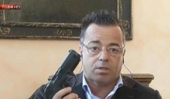 Buonanno (Lega) si presenta in diretta tv con la pistola