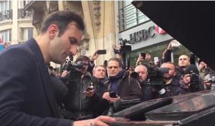 Parigi, traina il suo pianoforte con la bici e suona Imagine