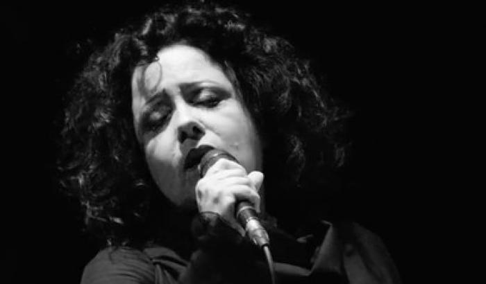 Ave Maria, Antonella Ruggiero ricorda le vittime di Parigi