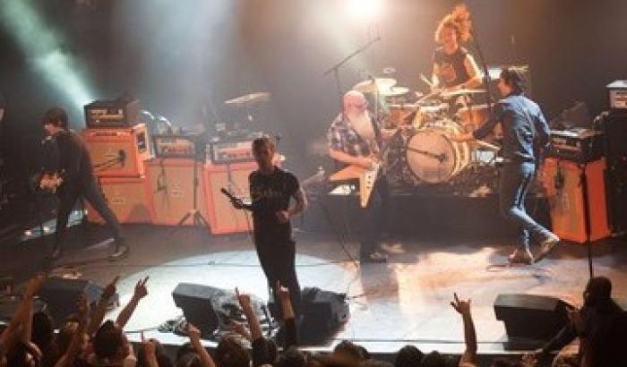 Gli Eagles of Death Metal tornano a Parigi: sul palco con gli U2