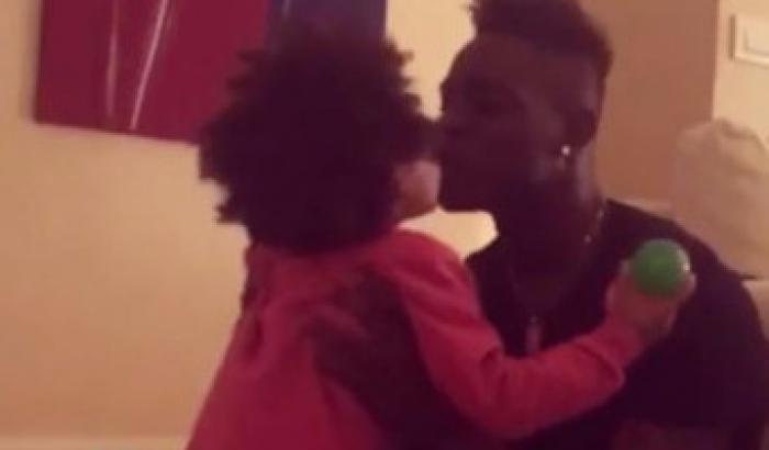 Mario Balotelli, tenero papà con Pia