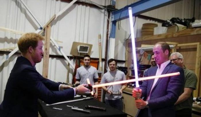 Star Wars, i principi d'Inghilterra combattono con le spade laser