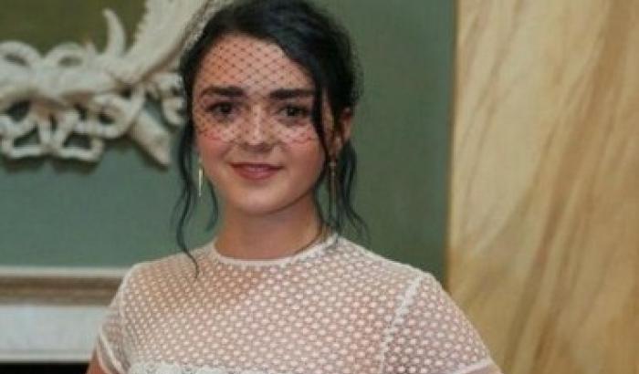 Titolo sessista: Arya Stark punge il Mail Online e twitta quello corretto