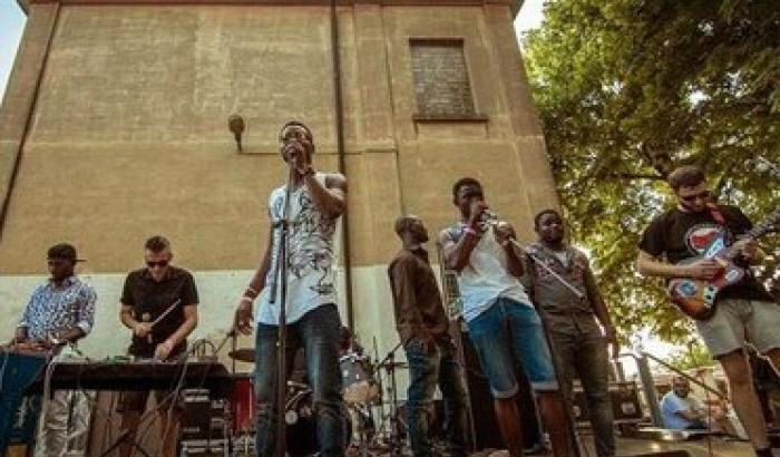 "Stregoni", l’immigrazione si racconta nelle canzoni dello smartphone