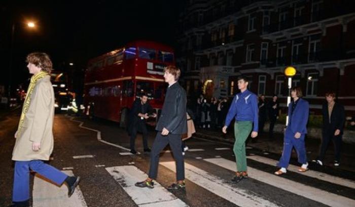 Stella McCartney ad Abbey Road per il lancio della sua prima collezione menswear