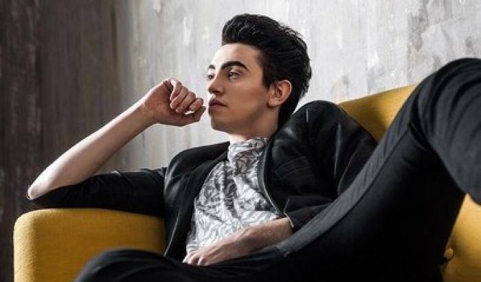 Michele Bravi non fa coming out: "Però mi sono innamorato di un ragazzo"