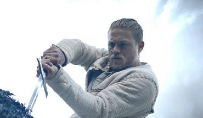 King Arthur: Charlie Hunnam contro Jude Law