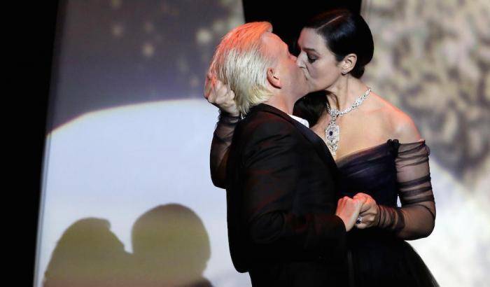 Primo giorno a Cannes: Bellucci balla il tango e bacia il ballerino