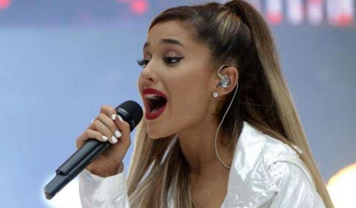 Ariana Grande dopo la strage sospende il tour: "Sono distrutta"