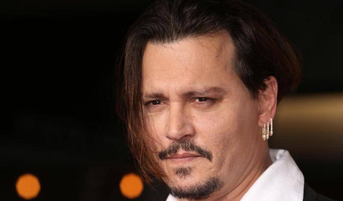 Povero Johnny Depp: ormai non impara le battute e se le fa suggerire