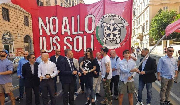 I fascisti di Casa Pound in piazza con Nina Moric: no allo Ius Soli