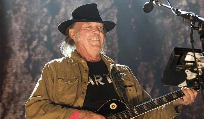 L'impegno politico di Neil Young, nel suo nuovo album attacca Donald Trump