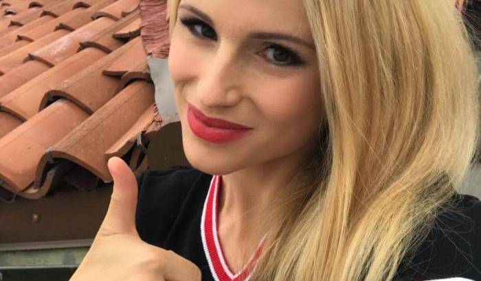 Michelle Hunziker: fiori contro violenze e molestie a Sanremo