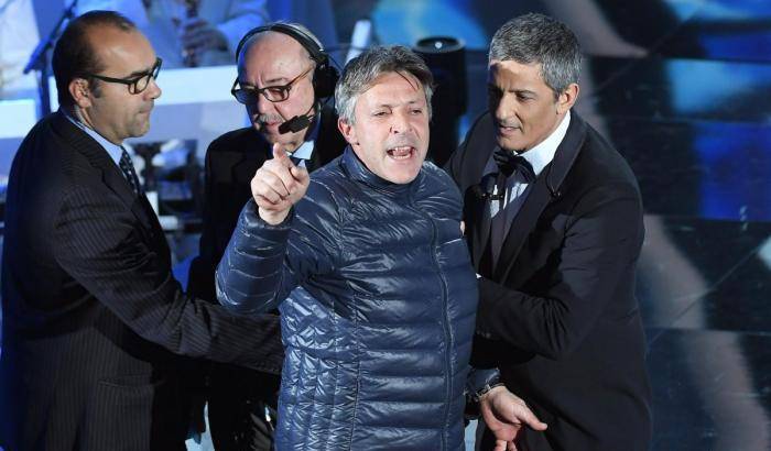 Sanremo 2018, è subito polemica: contestatore con Fiorello sul palco