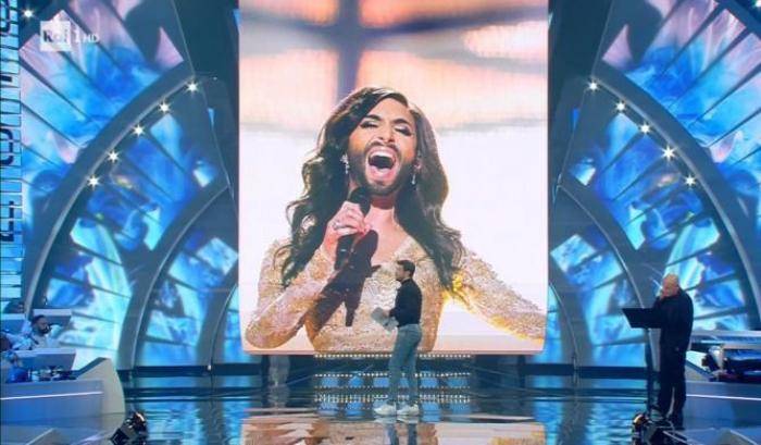 Sanremo, la battuta omofoba di Favino su Conchita Wurst fa infuriare il web