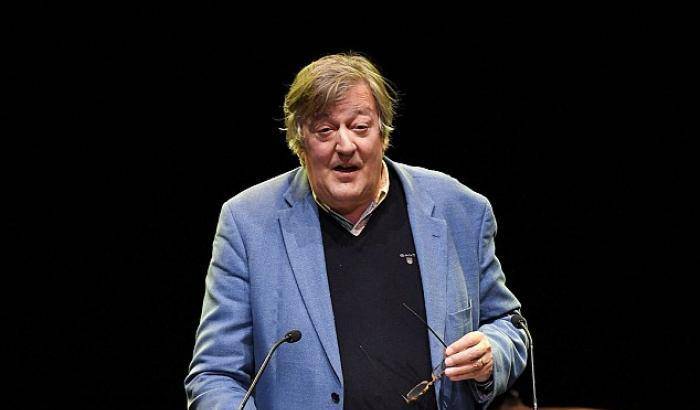 Prima uscita in pubblico di Stephen Fry dopo avere rivelato la sua battaglia contro il cancro