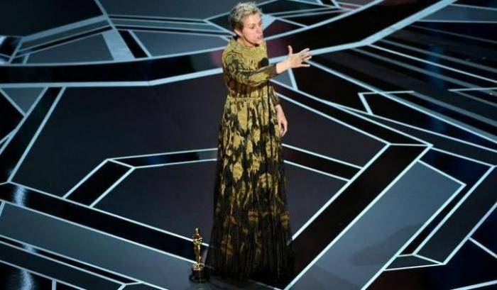 Caccia al ladro di Oscar: un uomo ha rubato il premio all'attrice Frances Mcdormand