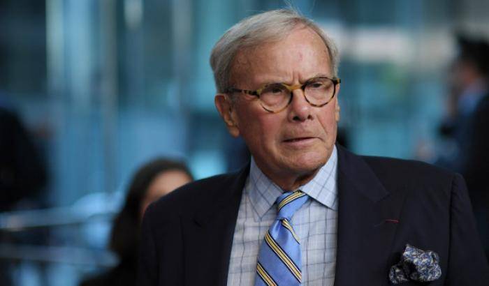 Il conduttore Tom Brokaw accusato di molestie, ma in molte lo difendono: "è un uomo di grande integrità"