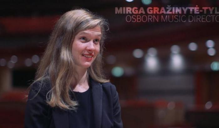 Mirga, prima direttrice per la Filarmonica della Scala: meglio tardi che mai