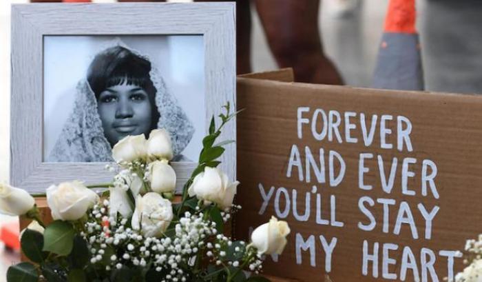Addio Regina: la folla commossa saluta Aretha Franklin