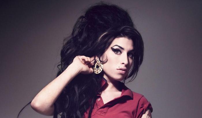 L'ologramma di Amy Winehouse in tour. Fan indignati