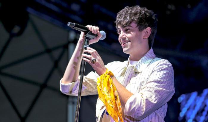 Michele Bravi coinvolto in un incidente: muore una donna, lui è sotto  shock