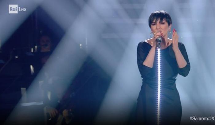 Con 39 di febbre, Arisa perde la voce sul palco di Sanremo ma sui social la sostengono: "ti amiamo lo stesso"