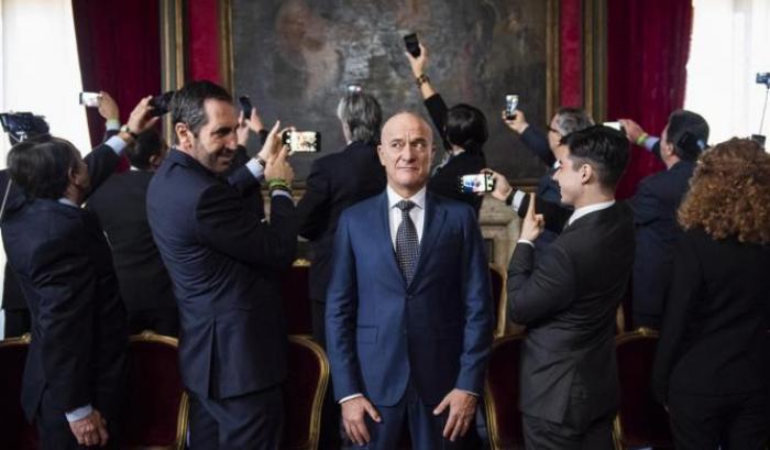 Claudio Bisio in "Bentornato presidente", premier fantoccio nell'instant-satira politica