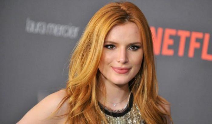 Il coraggio di Bella Thorne: ricattata da un hacker pubblica su twitter le foto senza veli rubate