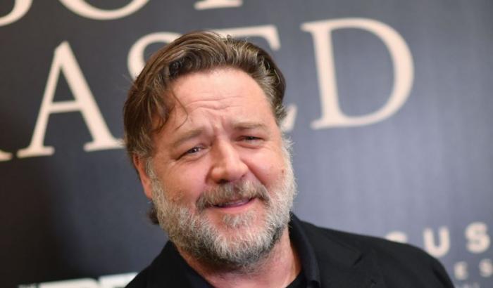 Russell Crowe contro il divieto di sedersi a Trinità dei Monti: "Molestare i turisti non va bene"