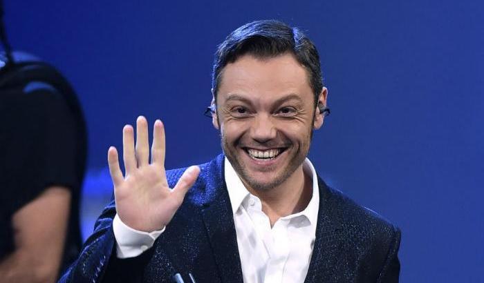 Tiziano Ferro ospite a Sanremo. Scelti i finalisti dei Giovani. Con polemiche