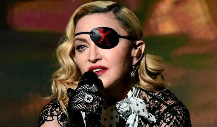 Brutta caduta per Madonna: la cantante annulla il concerto di Parigi