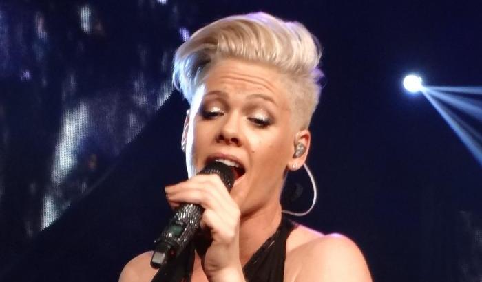 Pink: “Mio figlio e io positivi e guariti dal Coronavirus. Trump disastroso”