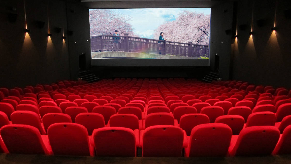 Una sala vuota e sullo sfondo l'immagine del film successo giapponese "Let me Eat Your Pancreas"