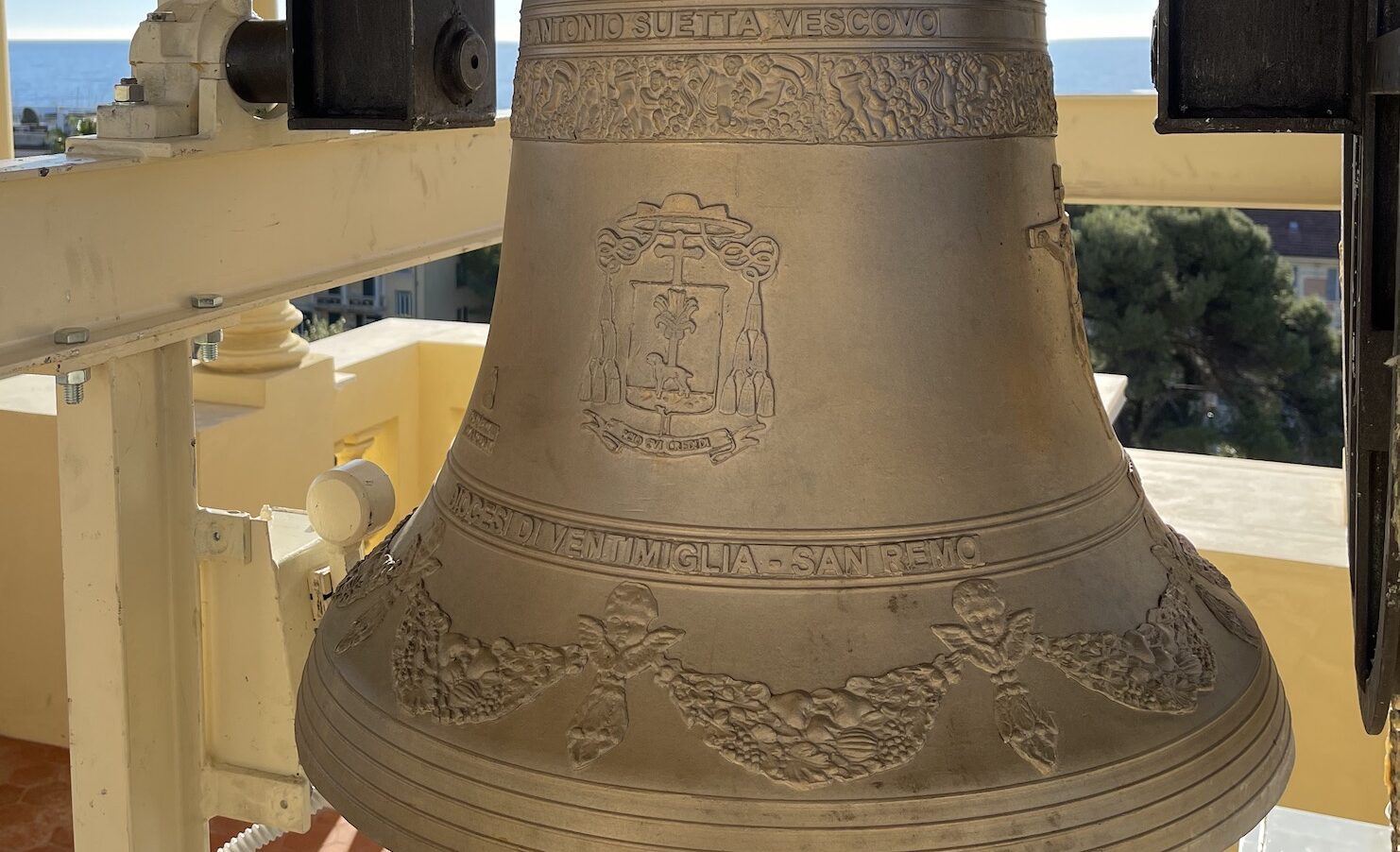 La campana dei Bimbi non nati e come la Chiesa, implicitamente, condanni ancora chi abortisce