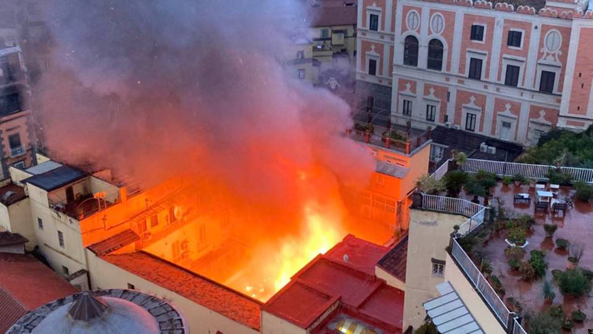 In fiamme lo storico Teatro Sannazaro In fiamme lo storico Teatro Sannazaro